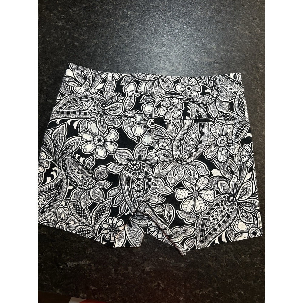 #84 Talbots Size 6 Black And White All Over Floral Shorts Pre-Loved & Beautiful